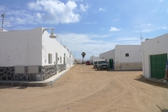 Вдоль домов в Галета узкие и довольно высокие тротуары, по нм никто не ходит, ходят все по улицам, поскольку машин практически нет. А тротуары защищают дома от песка.