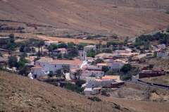 Деревня Бетанкурия - бывшая столица острова Фуэртевентура. Она расположена примерно в центре острова в кратере древнего вулкана.