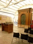 Внутри еврейской части здания над пещерой Махпела в Хевроне