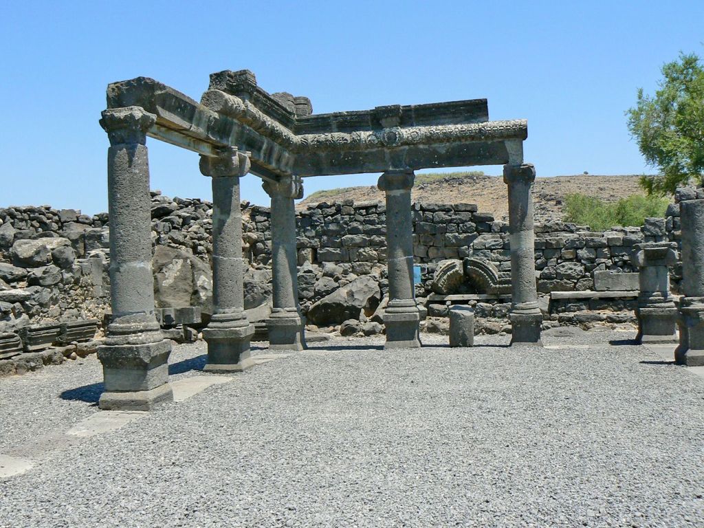 Колонны древней синагоги в Коразиме (Коразине).