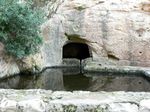 Источник Елисея напротив одноименной пещеры.