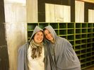В мусульманской части здания над пещерой Махпела женщинам выдают и просят надеть длинные балахоны с капюшоном.