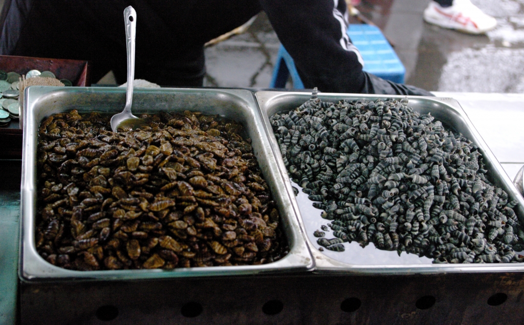 This is sold everywhere in Korea, an analogue of our sunflower seeds.