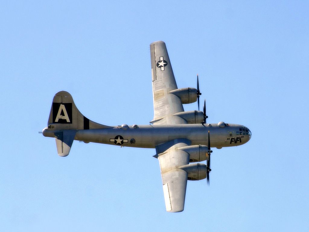 Знаменитый американский Боинг "Летающая крепость" (B-29 Superfortress). Именно